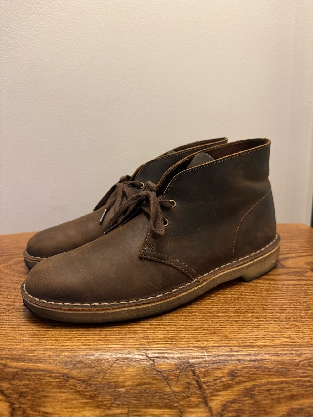 Clark’s classic crepe sole desert boot in brown beeswax size 9.5